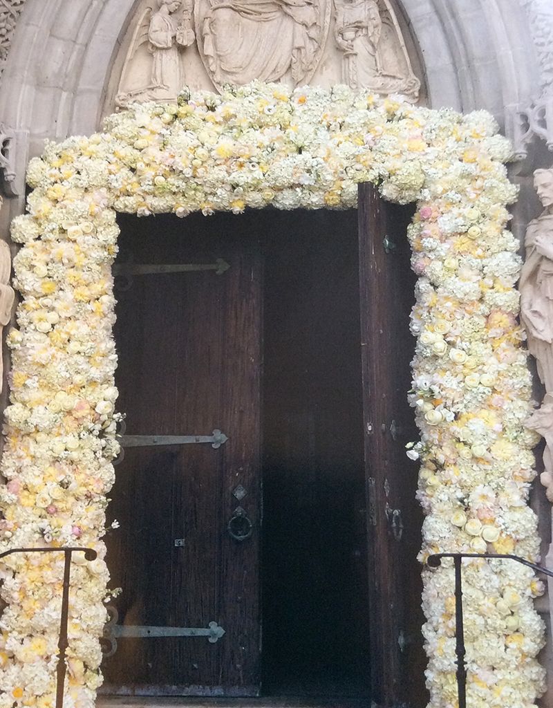 E.Bosco Wien - Hochzeitsfloristik Kirchendekoration der Kirchentüren