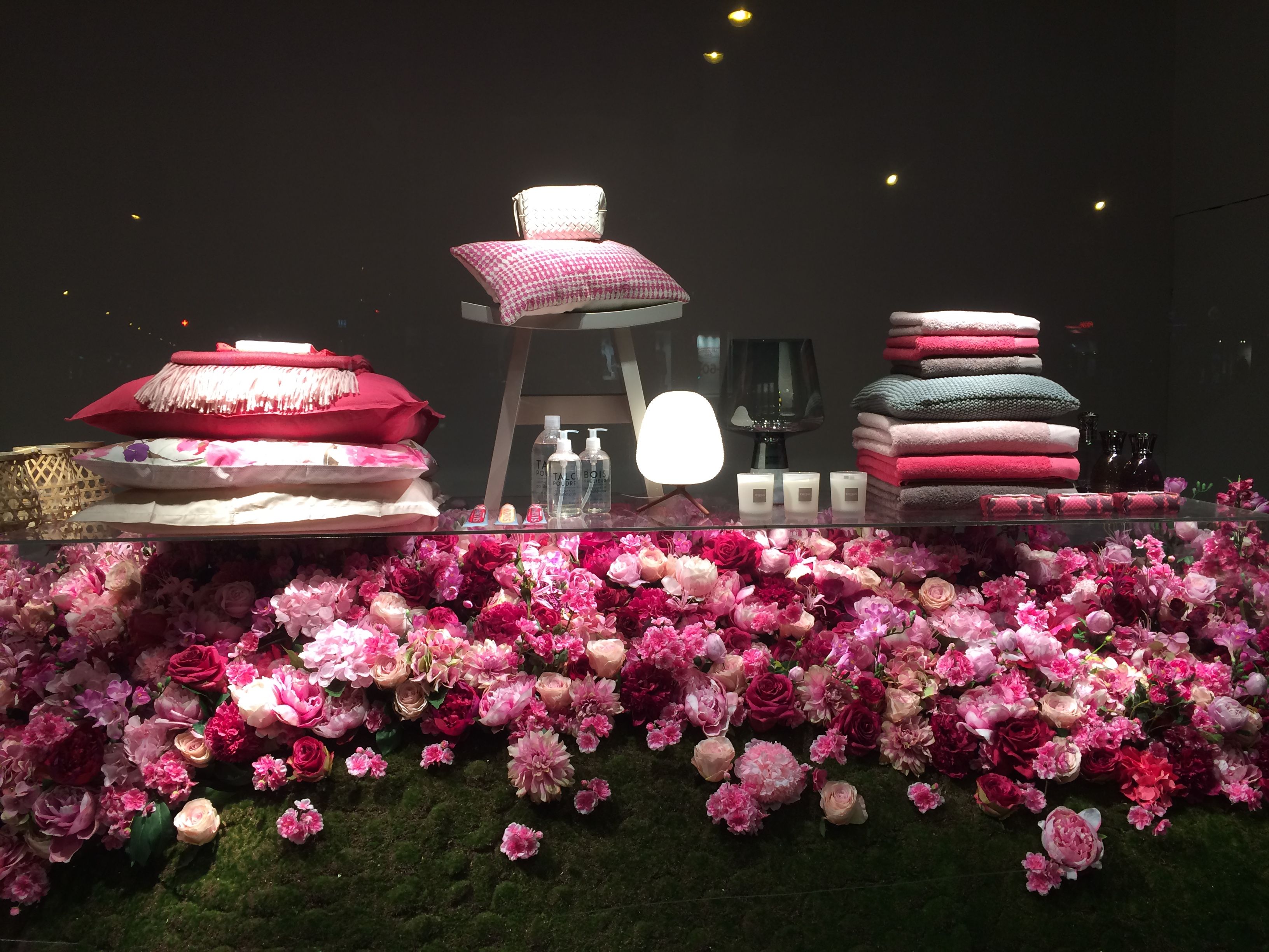 E.Bosco Wien - Raumgestaltung Rosa Blüten in einem Raum