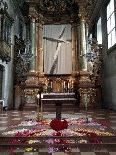 E.Bosco - Blütenstreuung Kirche Altar