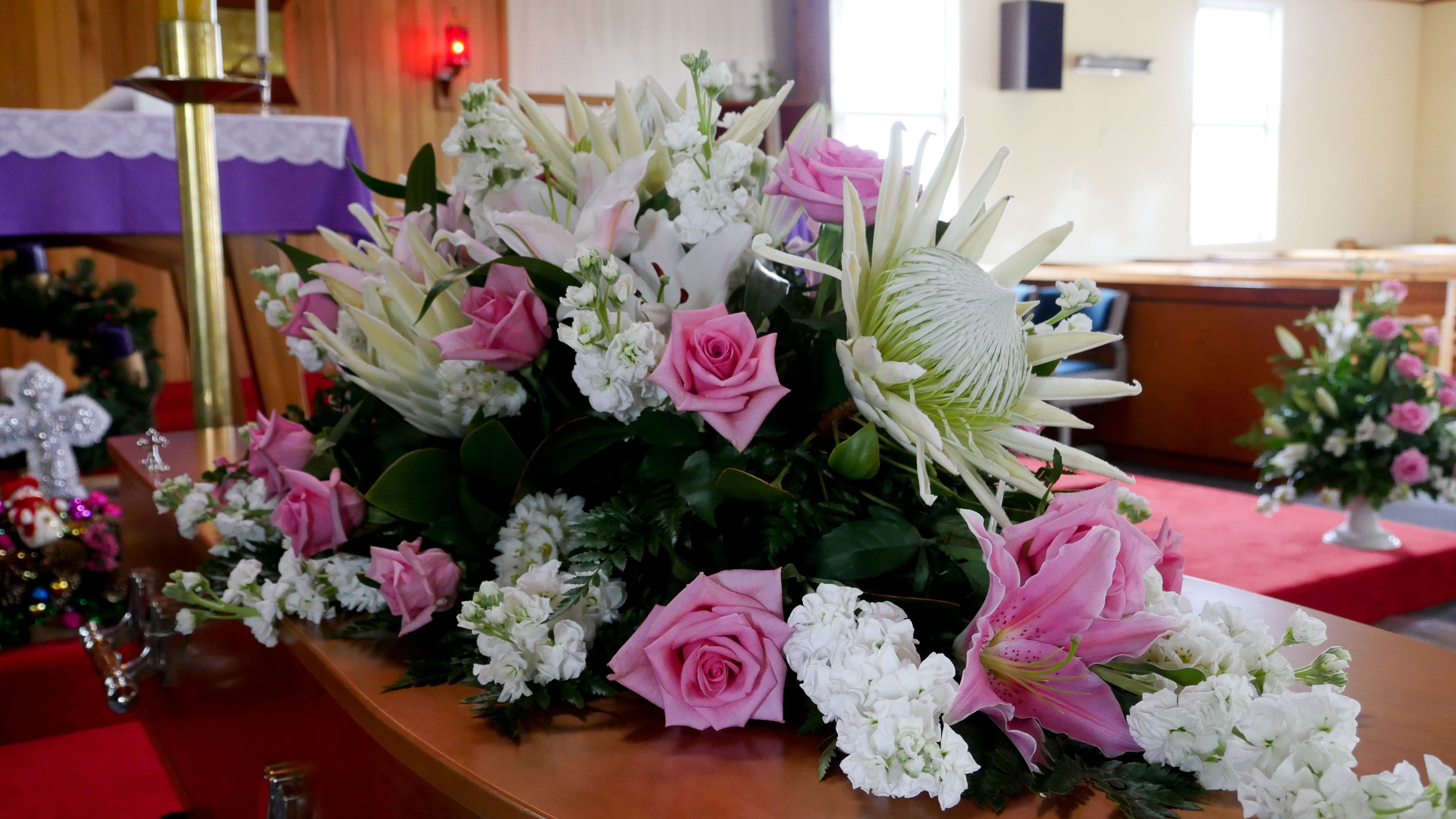 E.Bosco Wien - Trauerfloristik ein weiße, rosa Trauergesteck auf dem Sarg