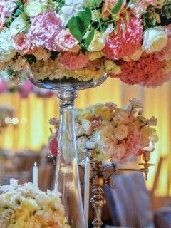 Allgemeine Hochzeitsdekoration - Blumen in Vase auf einer Hochzeitstafel